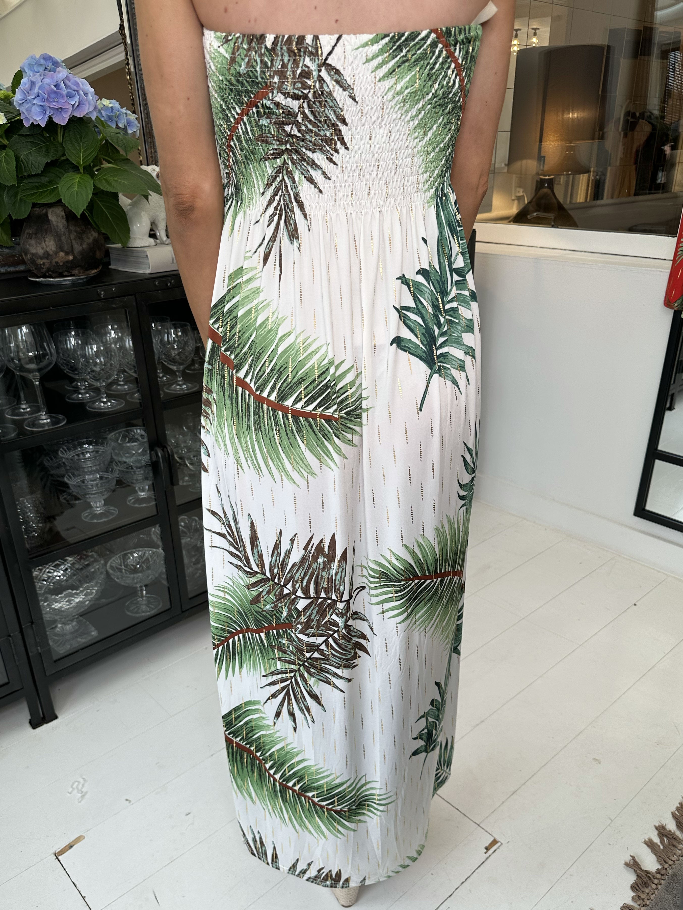 Mitsi Palm Long - Elastisk kjole i print med gulddetaljer